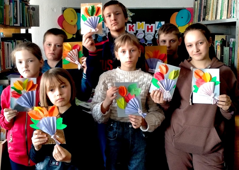 222д. Гудково Юные читатели с открытками для любимого учителя