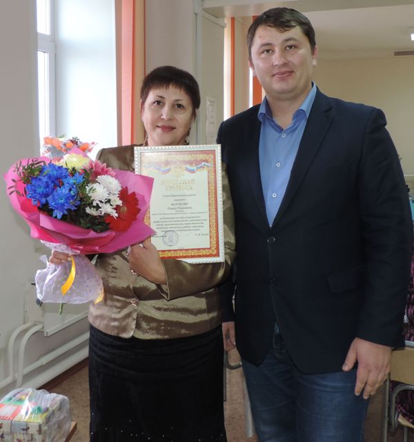 22Галина Николаевна Волчкова и руководитель управления образования района Денис Анатольевич Полежаевjpg
