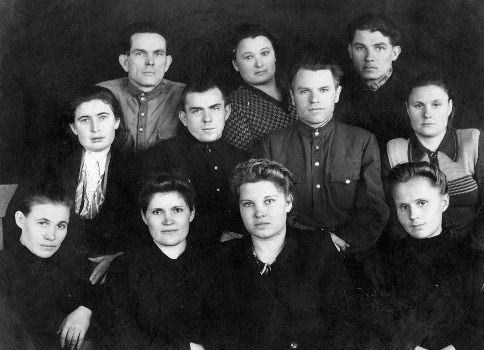 А. Н. Бахов с учителями и работниками Парнинского детдома второй слева в среднем ряду